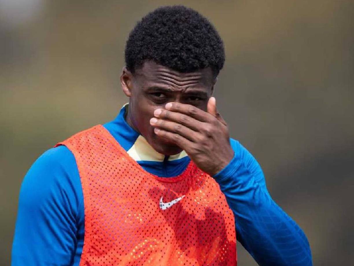 Esto debido a que tiene que ser aprobado por la FIFA y hacer el procedimiento, para poder formar parte de la Selección de Surinam.