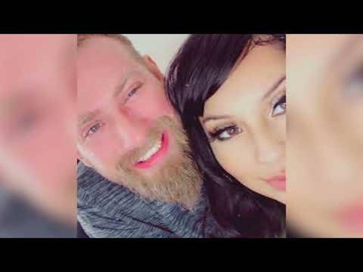 Freeman sufrió tres heridas, una en el pecho. La policía halló un cuchillo de carnicero y otros objetos afilados de cocina. La mujer se encuentra detenida bajo una fianza de $150,000 dólares.