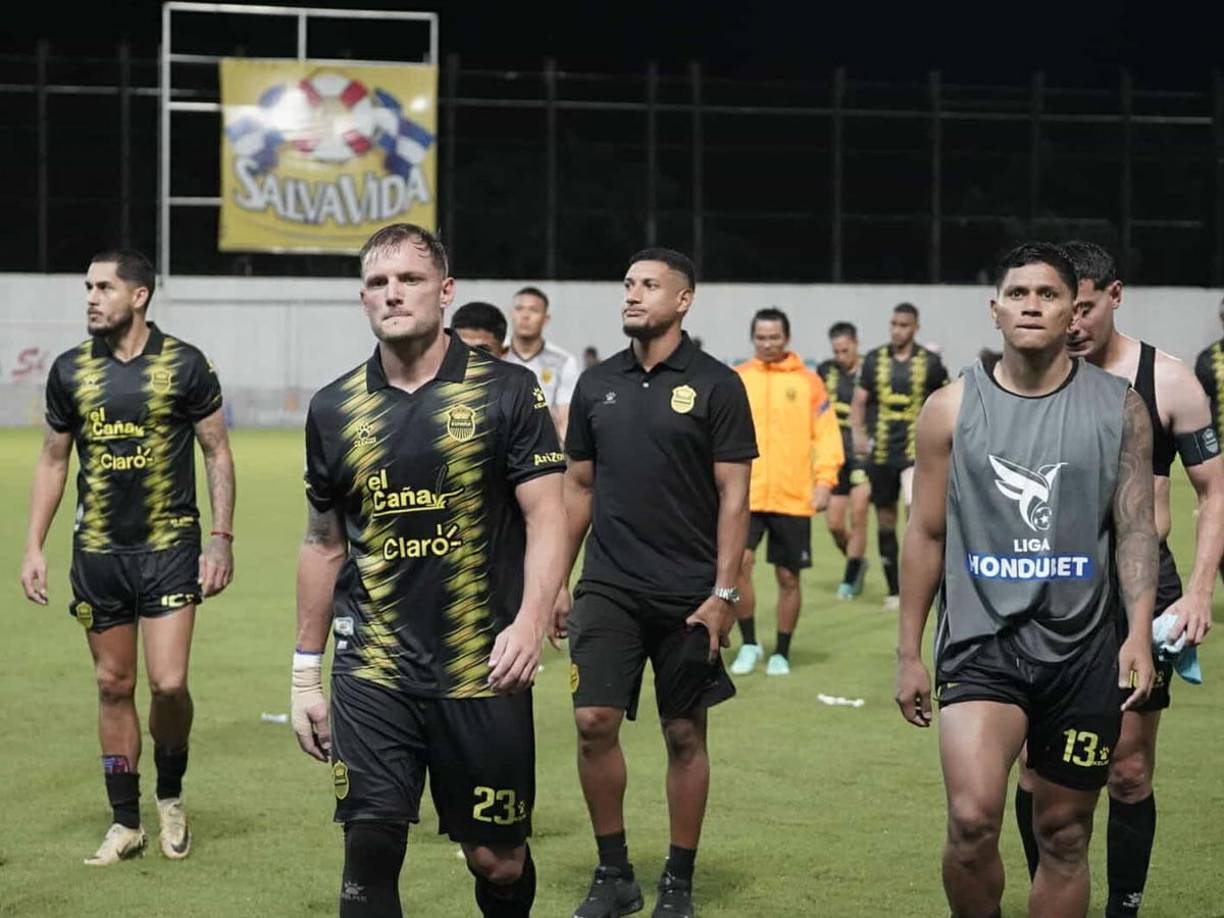 Los rostros de decepción de los jugadores del Real España tras perder contra Motagua en la ida de la semifinal.