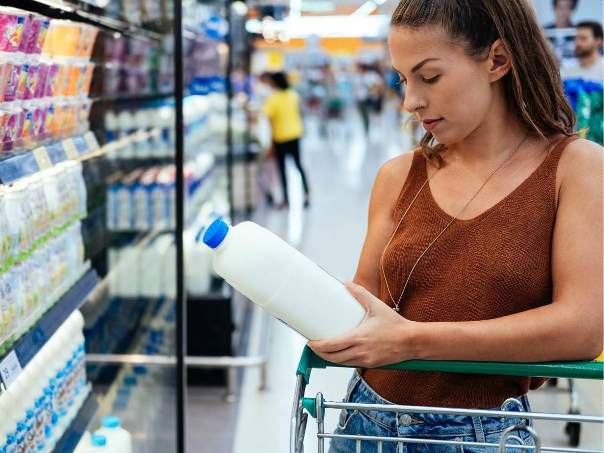 Un granjero de Iowa ha revelado en un video de TikTok las razones detrás de la diferencia de precio entre la leche de la marca Great Value, vendida en Walmart, y otras marcas como Prairie Farms. Su explicación ha generado interés entre los consumidores, especialmente aquellos preocupados por el origen de los productos que adquieren.
