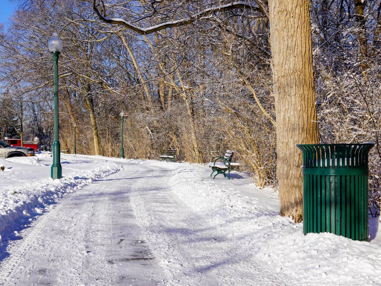 Rochester, Nueva York, es otra ciudad que casi siempre enfrenta inviernos con fuertes nevadas debido al efecto de lago Ontari.