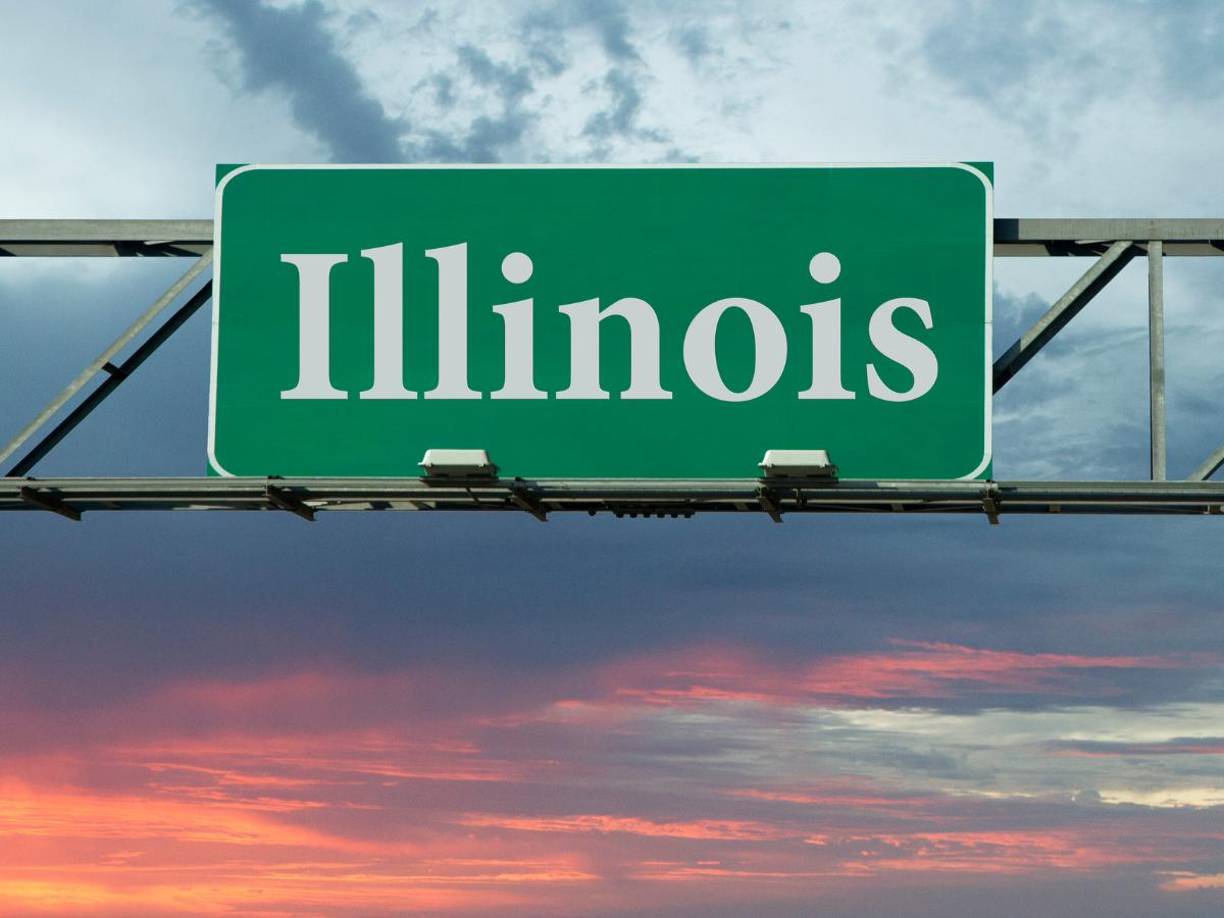 En Illinois, el salario mínimo pasará de $13 a $15 dólares por hora. Este aumento busca equilibrar los ingresos de los trabajadores con el alza en los costos de bienes y servicios esenciales. 