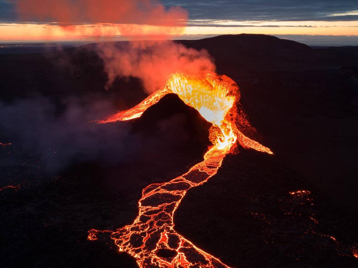 La península de Reykjanes, en Islandia, fue escenario de otra erupción volcánica, la séptima en lo que va del año. El fenómeno ocurrió la noche del 20 de noviembre, abriendo una fisura de tres kilómetros de longitud que expulsó lava hacia el suroeste. 