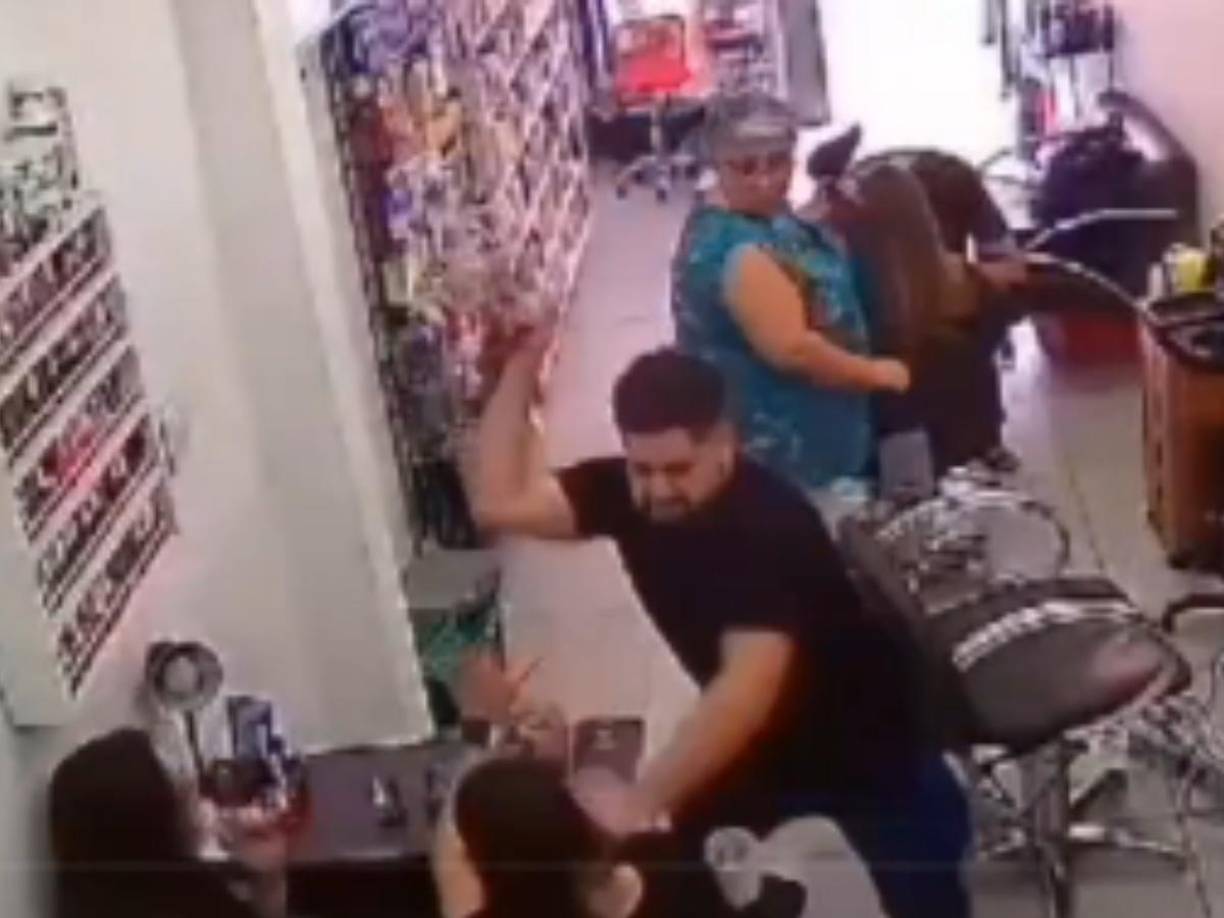 Imágenes de cámaras de seguridad mostraron a Luiz Víctor llegando al salón de belleza en la Avenida Flora, en el barrio Jaguaribe, alrededor de las 9 de la mañana. 