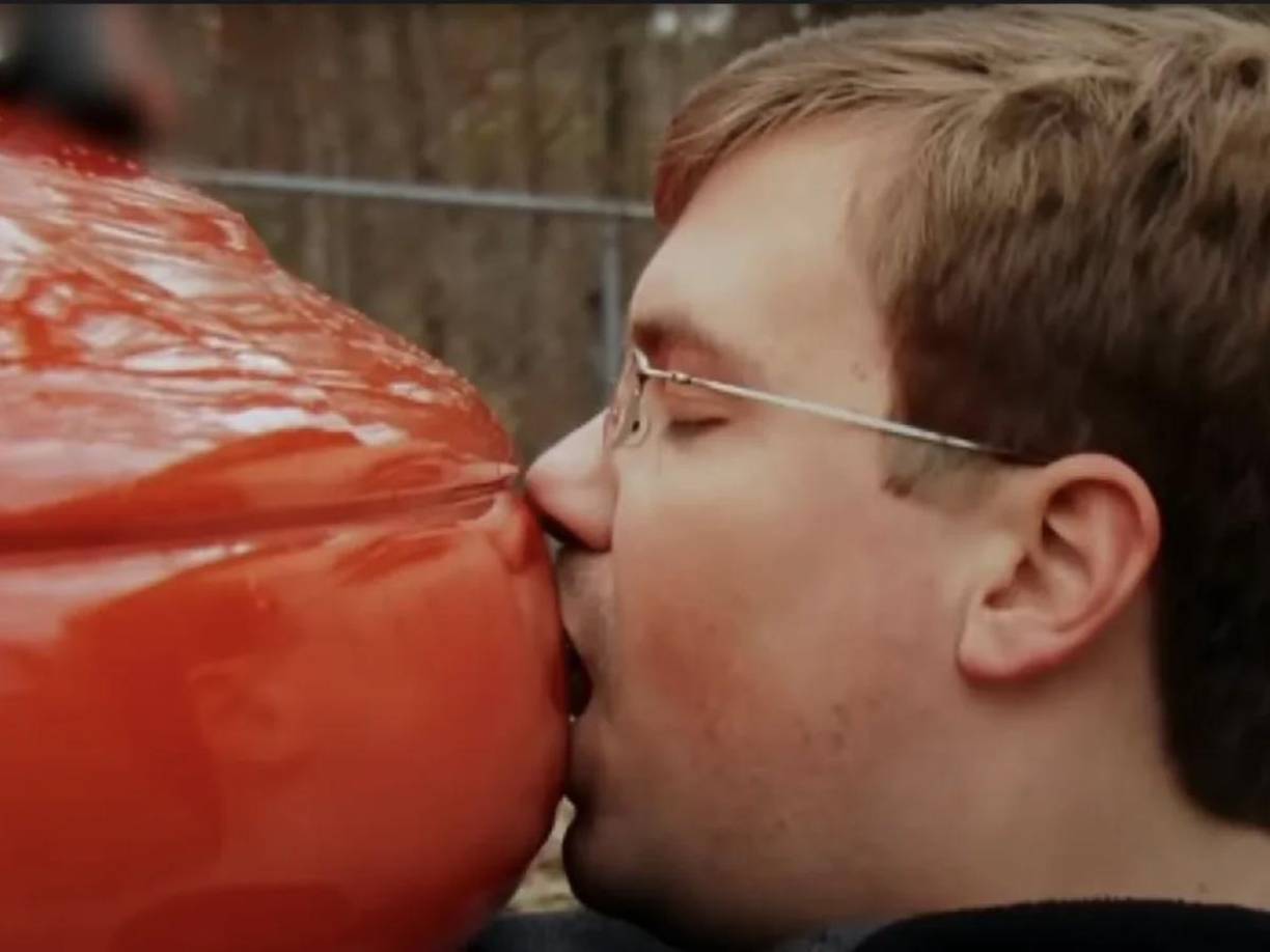 Los videos de Nataniel se viralizaron recientemente en la red social de TikTok, por su trato y afecto hacía el automóvil.