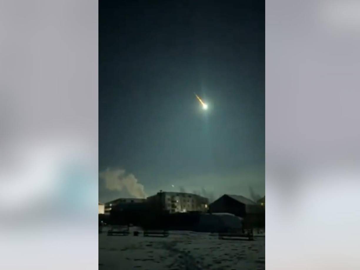 Aunque la mayoría del meteorito se consumió en la atmósfera, los científicos estiman que pequeñas piezas de materia extraterrestre podrían haber caído la superficie terrestre en forma de piedras calcinadas. 