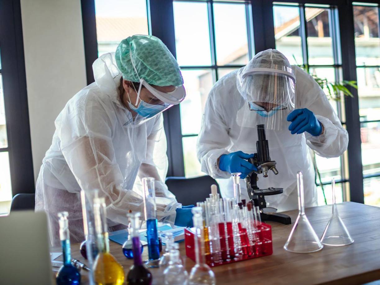 Hong Kong ha tomado la delantera como el primer territorio en responder a la alerta sanitaria generada por dicho brote, con una alta tasa de mortalidad.