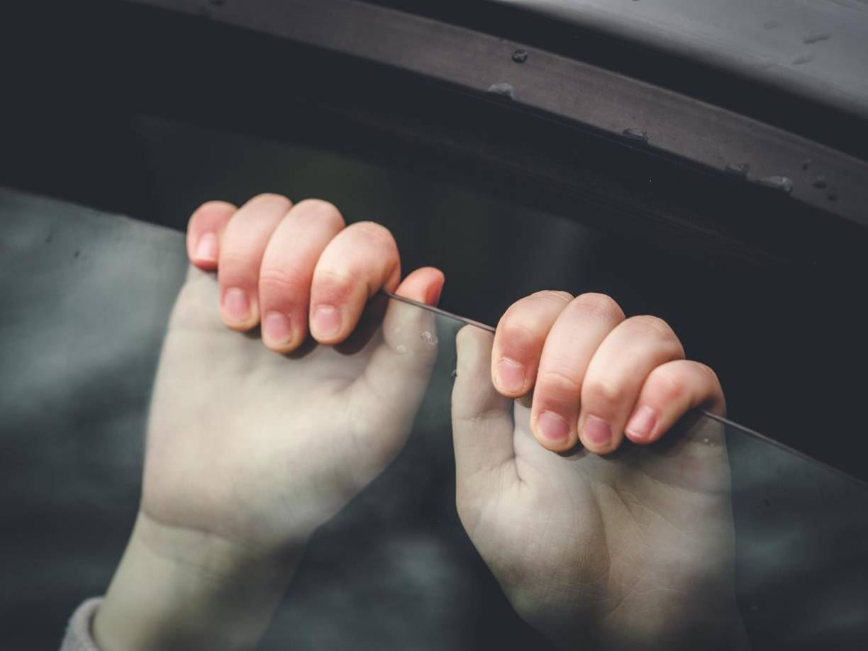 Las autoridades informaron que la menor estaba sola, atada a su asiento de seguridad, mientras su madre, Valerie Victoria Vincente, de 33 años, permanecía en su apartamento en aparente estado de intoxicación.