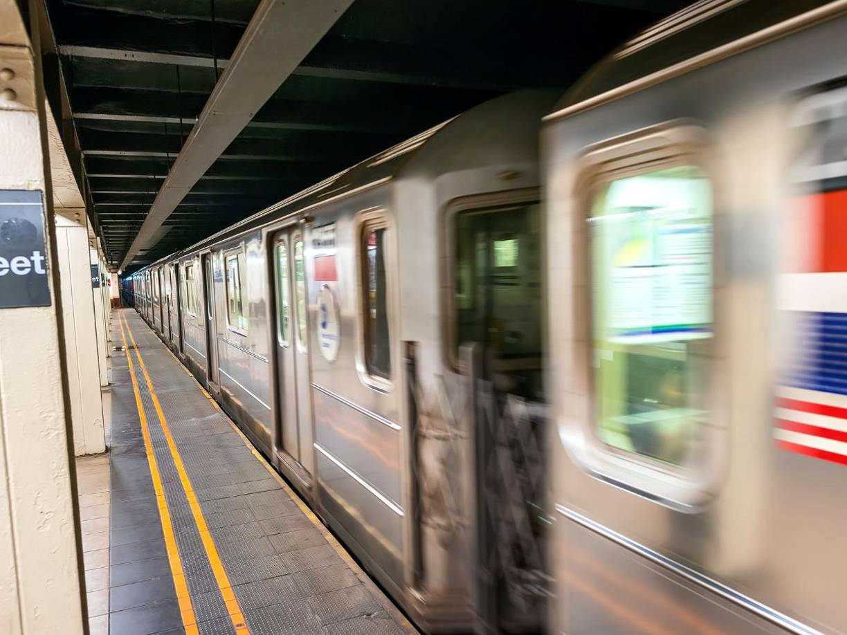 Según la cadena de televisión ABC7, el detenido, sobre el que todavía no pesan cargos concretos, es un ciudadano de Guatemala de 33 años y que llevaba “varios años” residiendo en Estados Unidos, pero se desconoce por el momento su identidad. 