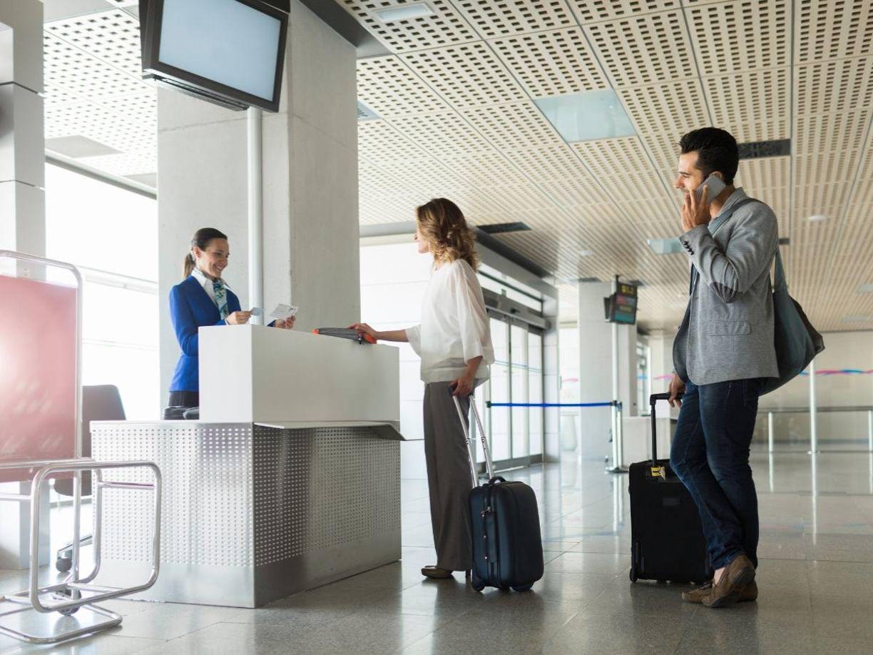 Estas medidas forman parte de las nuevas normas para los pasajeros, que no solo abarcan cómo se presente vestido el viajero sino también lo que haya tomado antes de abordar (alcohol o drogas), si padece una enfermedad contagiosa o si su conducta es violenta o desordenada e interfiere en el trabajo de la tripulación.