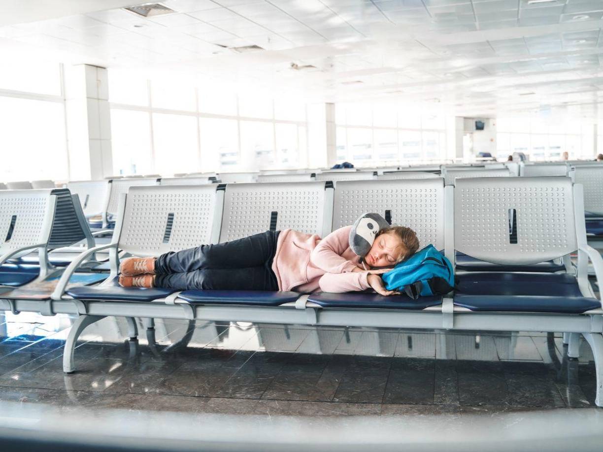 Los medios recuerdan que ya meses antes de la actualización de estas normas Spirit Airlines había impedido tomar un vuelo a dos jóvenes pasajeras que llevaban camisetas con el abdomen al aire y a un joven que llevaba una sudadera con capucha con una leyenda impresa que contenía una palabra malsonante.