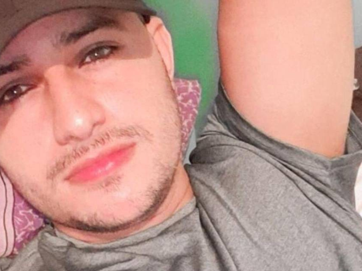 La esposa del joven hondureño presenció el vil ataque y aunque intentó auxiliarlo, perdió la vida a causa de las heridas.