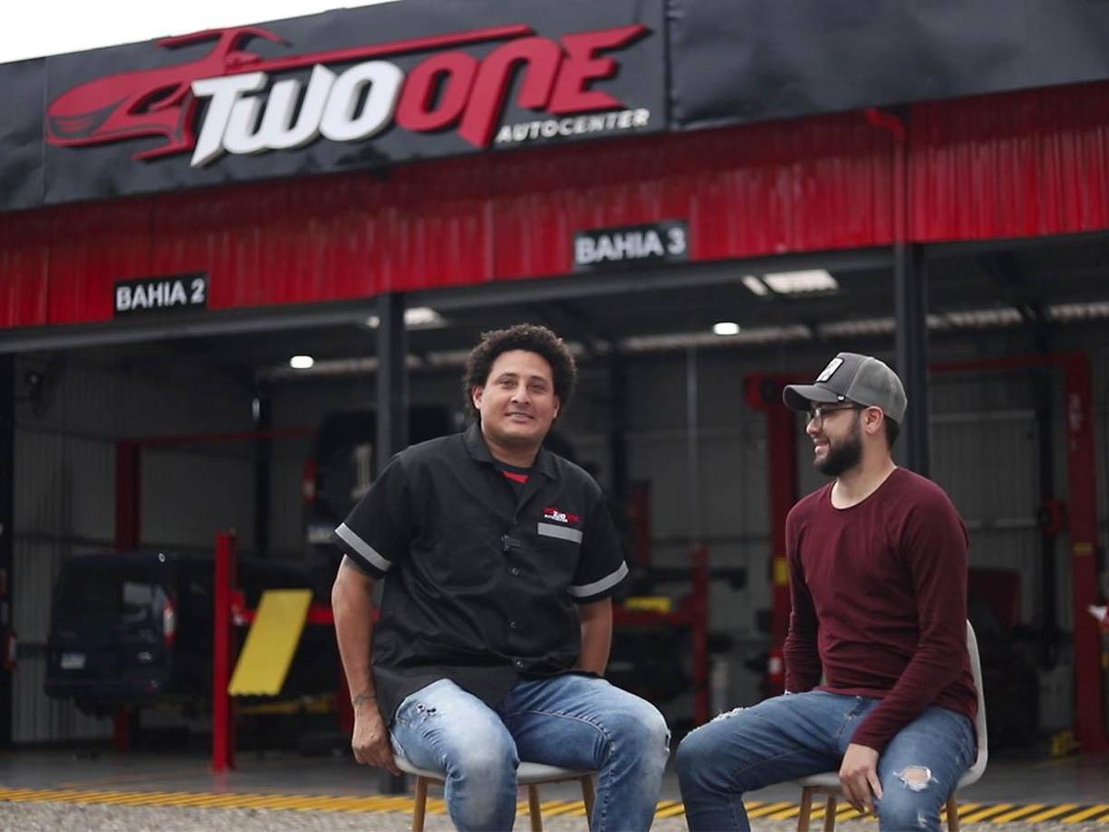 Diario LA PRENSA llegó al taller Two One Autocenter, negocio que recién inauguró el isleño, en San Pedro Sula y nos contó que “antes jugábamos al fútbol y ahora jugamos con herramientas y repuestos de carros”.