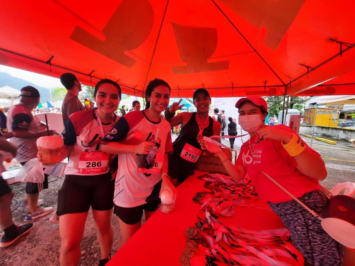 El staff de diario LA PRENSA entregó las medallas a los corredores. 