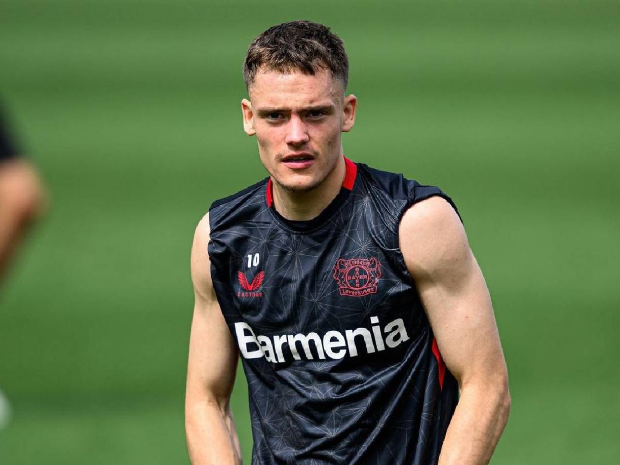 Marca informa que Real Madrid y Barcelona podrían enfrentarse por el fichaje de Florian Wirtz. No obstante, parece que el club blanco tiene una ligera ventaja, ya que el volante alemán es dirigido por Xabi Alonso en Leverkusen y le recomendaría llegar al Bernabéu.