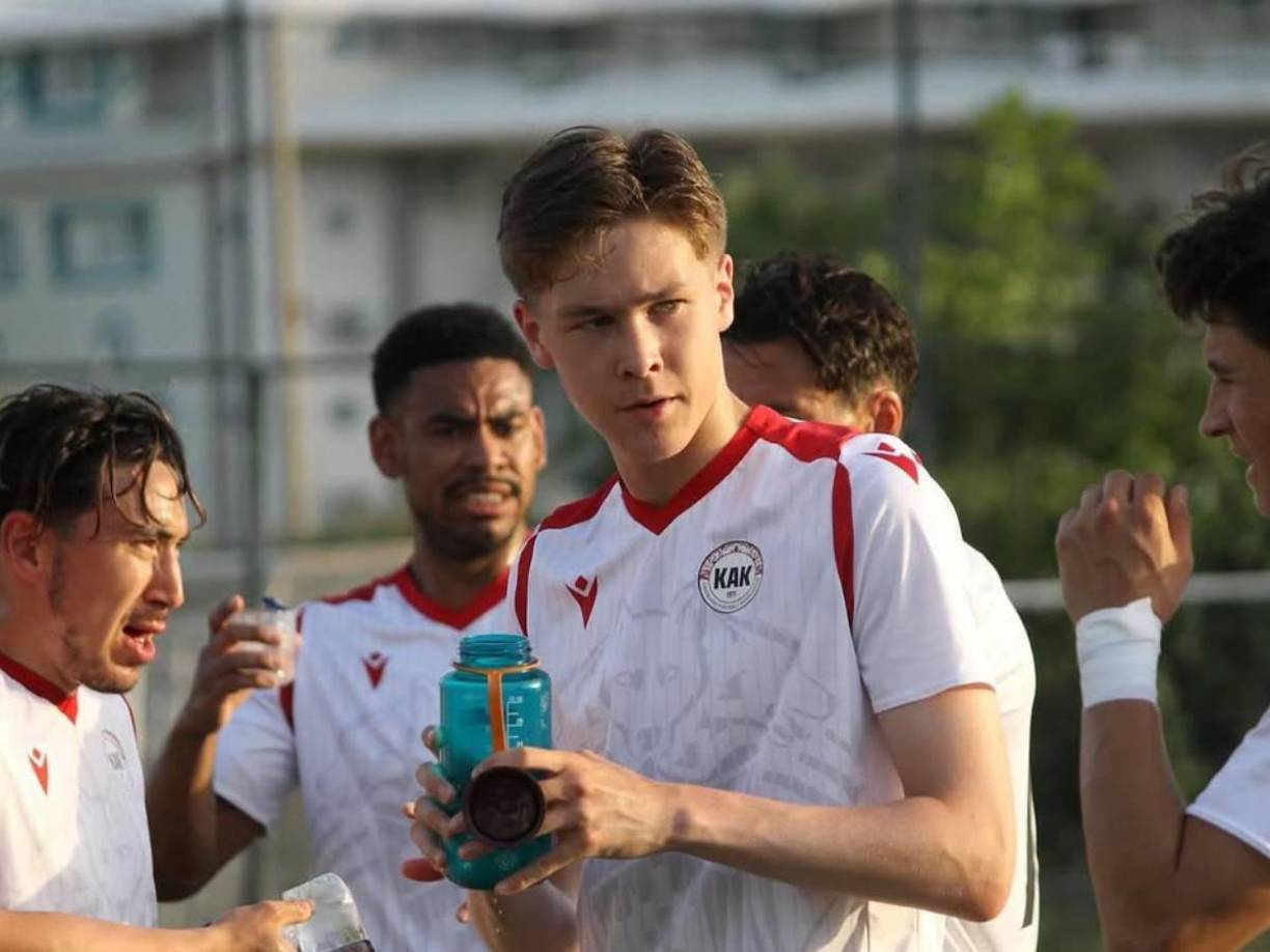 Aunque la isla nunca ha jugado al fútbol internacional de forma competitiva, la pasión por este deporte ha ido creciendo considerablemente. La selección nacional está compuesta principalmente por aficionados que participan en amistosos, pero la intención de la Asociación de Fútbol de Groenlandia es elevar su nivel de competencia al ámbito internacional.