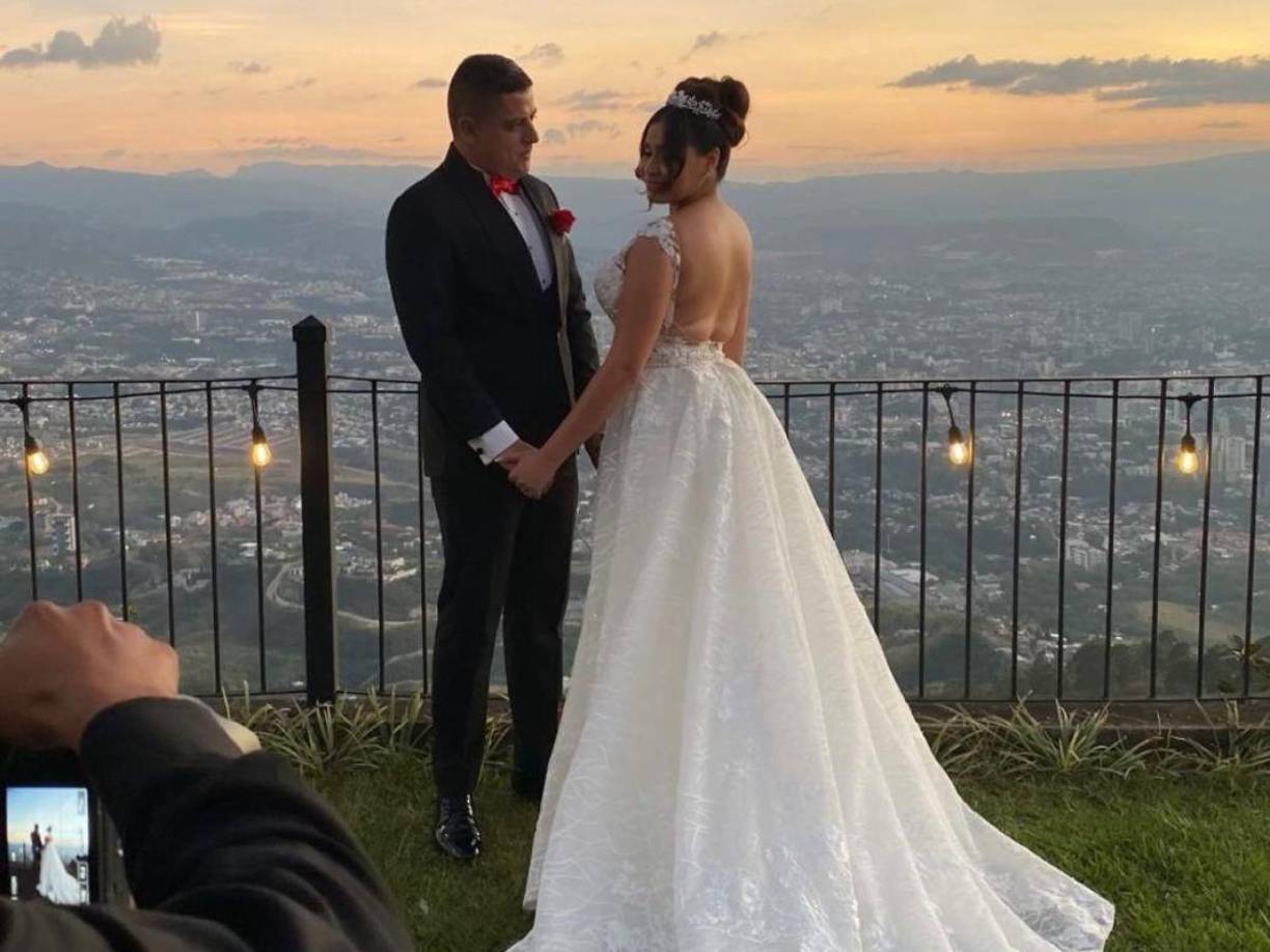 A cinco días de haber contraído matrimonio, Alejandra Rubio compartió en sus redes sociales fotografías inéditas de su enlace matrimonial. 