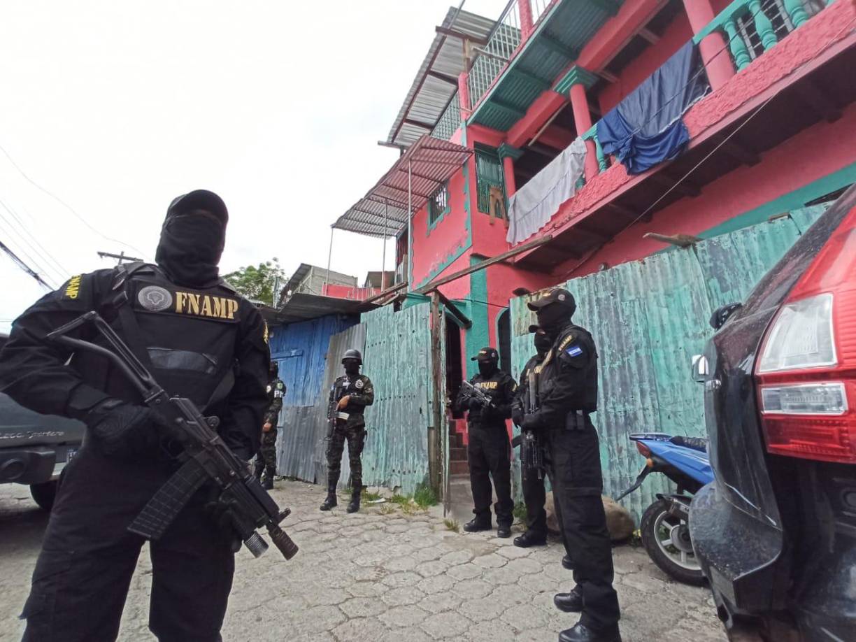 Las indagaciones de la FNAMP dieron con la ubicación del centro de distribución. Han extendido que buscan más residencias como esta en la que las pandillas, en muchos casos sacando por la fuerza a los propietarios, guardan droga, dinero en efectivo, armamento y resguardan a los cabecillas.