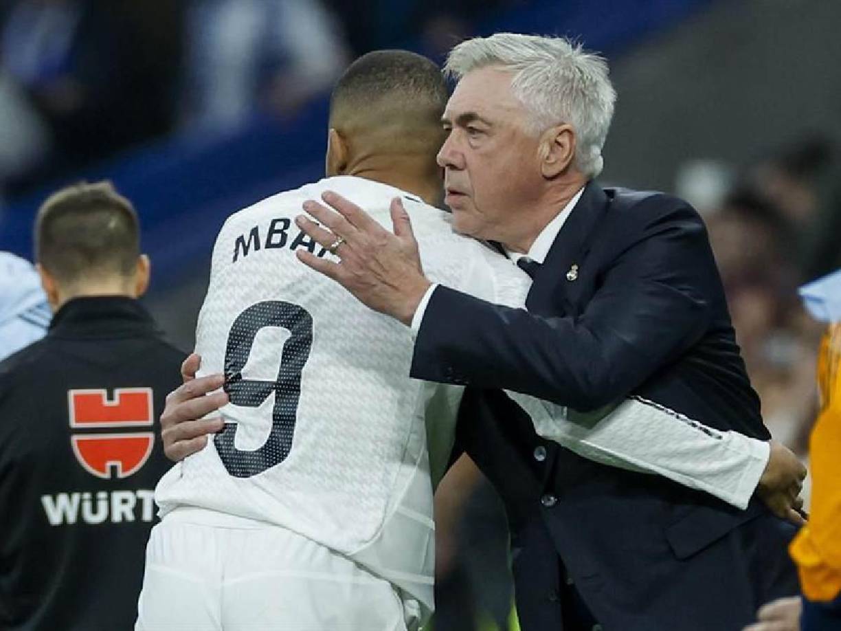 Golazo de Mbappé que lo festejó con todo y se fue a abrazar a Ancelotti tras el 1-0 del encuentro.