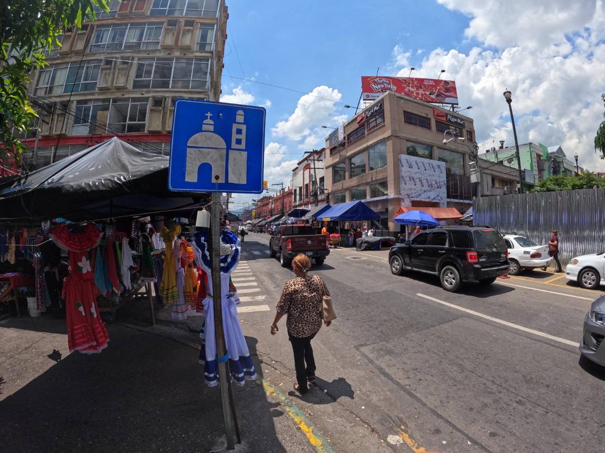 Sitios como la catedral están obstruidos por los comercios informales. 