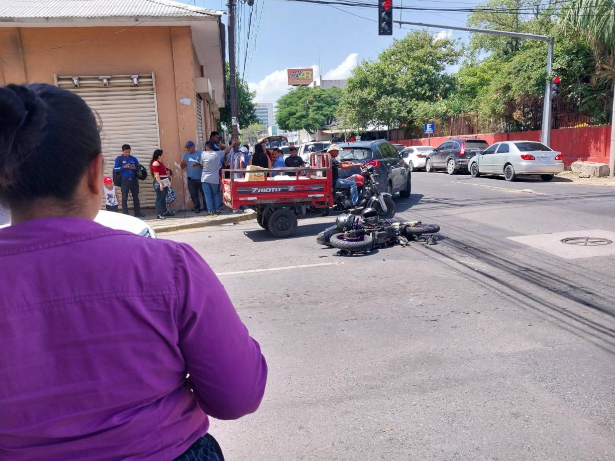 Según personas que transitaban por el lugar, el conductor de la unidad de transporte se habría cruzado el semáforo en rojo. 