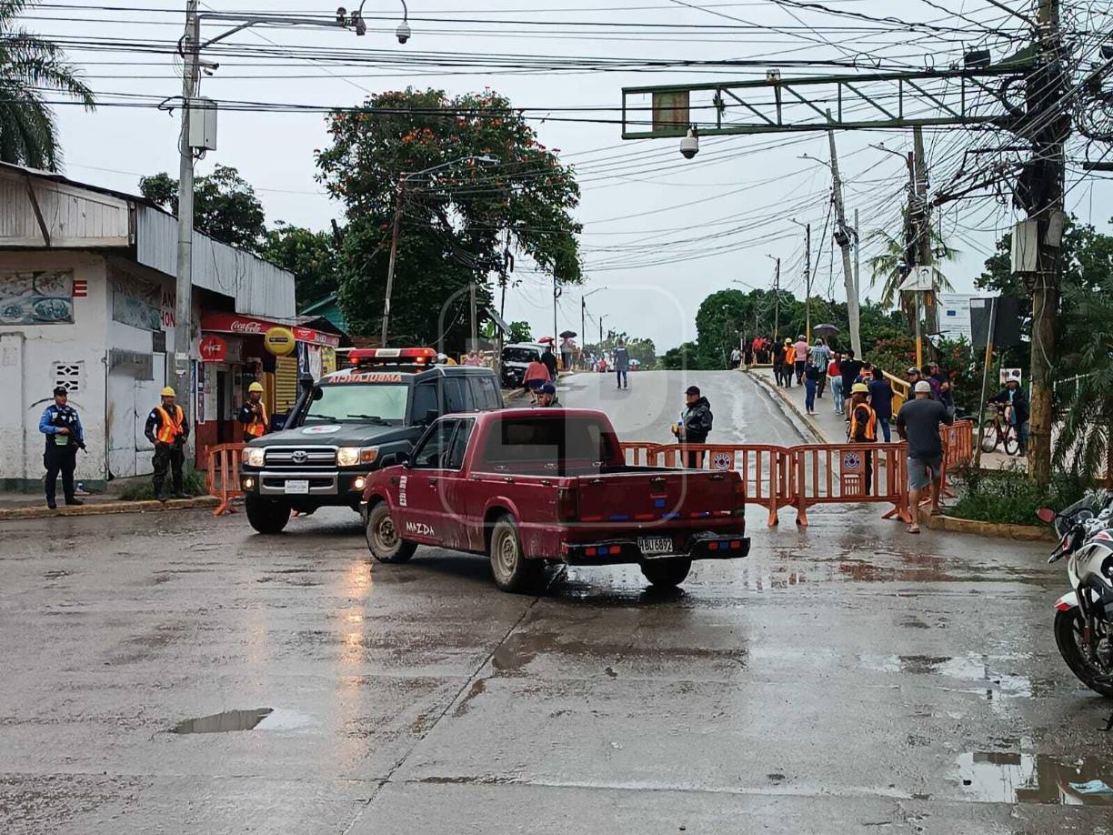 Autoridades municipales y Copeco ordenaron este jueves el cierre del puente, ubicado a cercanías del centro de la ciudad. 