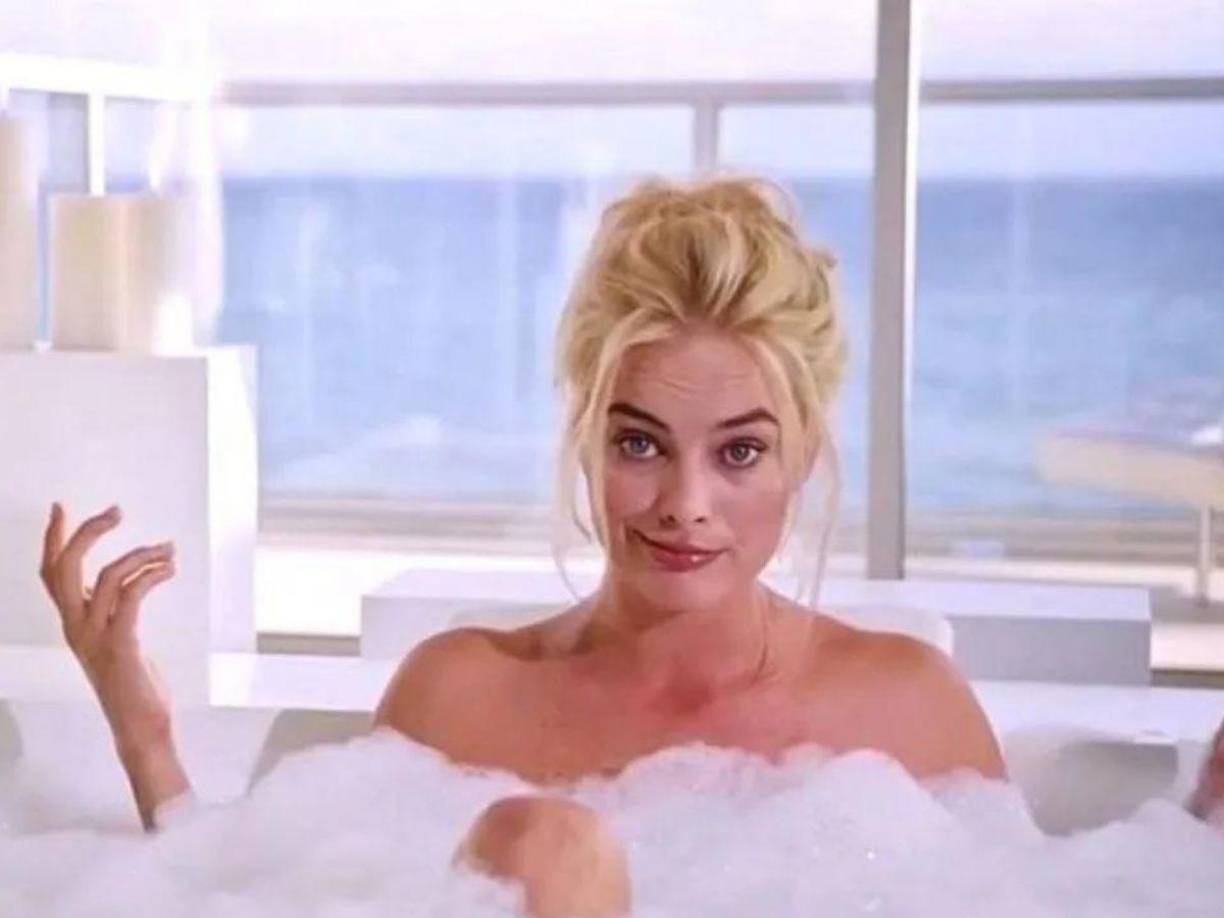 LA GRAN APUESTA: Si bien tan solo tiene un breve cameo, su aparición en La gran apuesta explicando conceptos de inversión desde su bañera es lo suficientemente buena como para formar parte de las interpretaciones más destacadas de Margot Robbie.