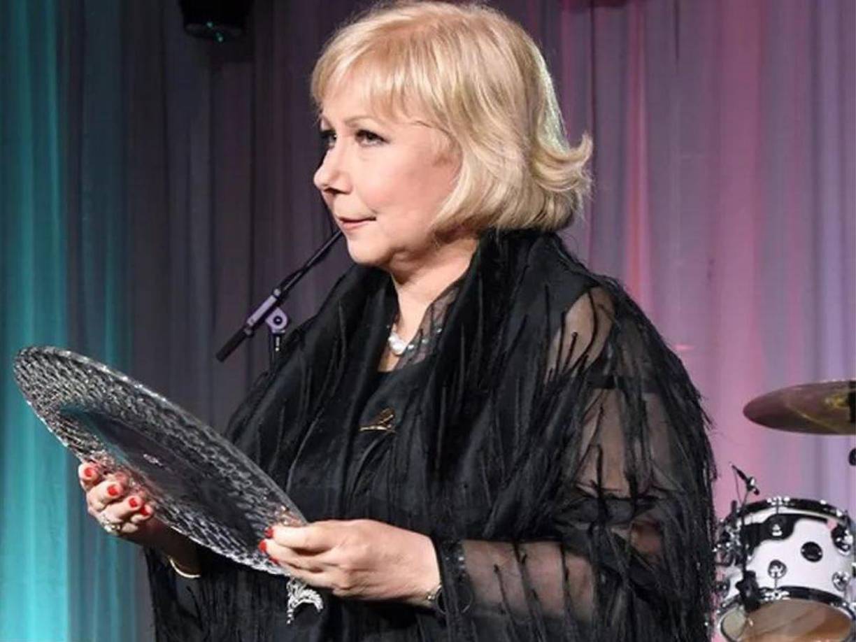 “Le pregunté a la persona que me lo estaba haciendo saber: ‘¿Tú me estás botando?’. Porque no lo podía creer. Me dijo ´No, tú vas a seguir haciendo especiales para la cadena’. Le dije: ‘¿Dice quién? Yo no voy a hacer ningún especial para este cadena. Bye’”, detalló.