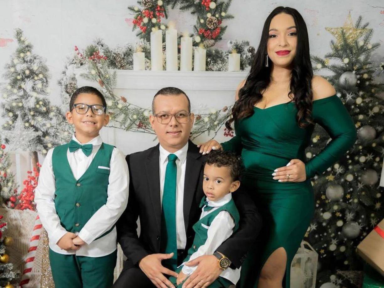 El periodista Alex Cáceres recibió el Año Nuevo al lado de su esposa e hijos. 