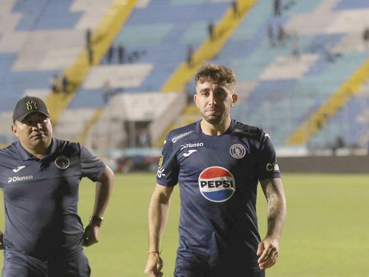 Agustín Auzmendi no pudo contener las lágrimas en su despedida de Motagua para ir a jugar con Godoy Cruz de la Primera División de Argentina.