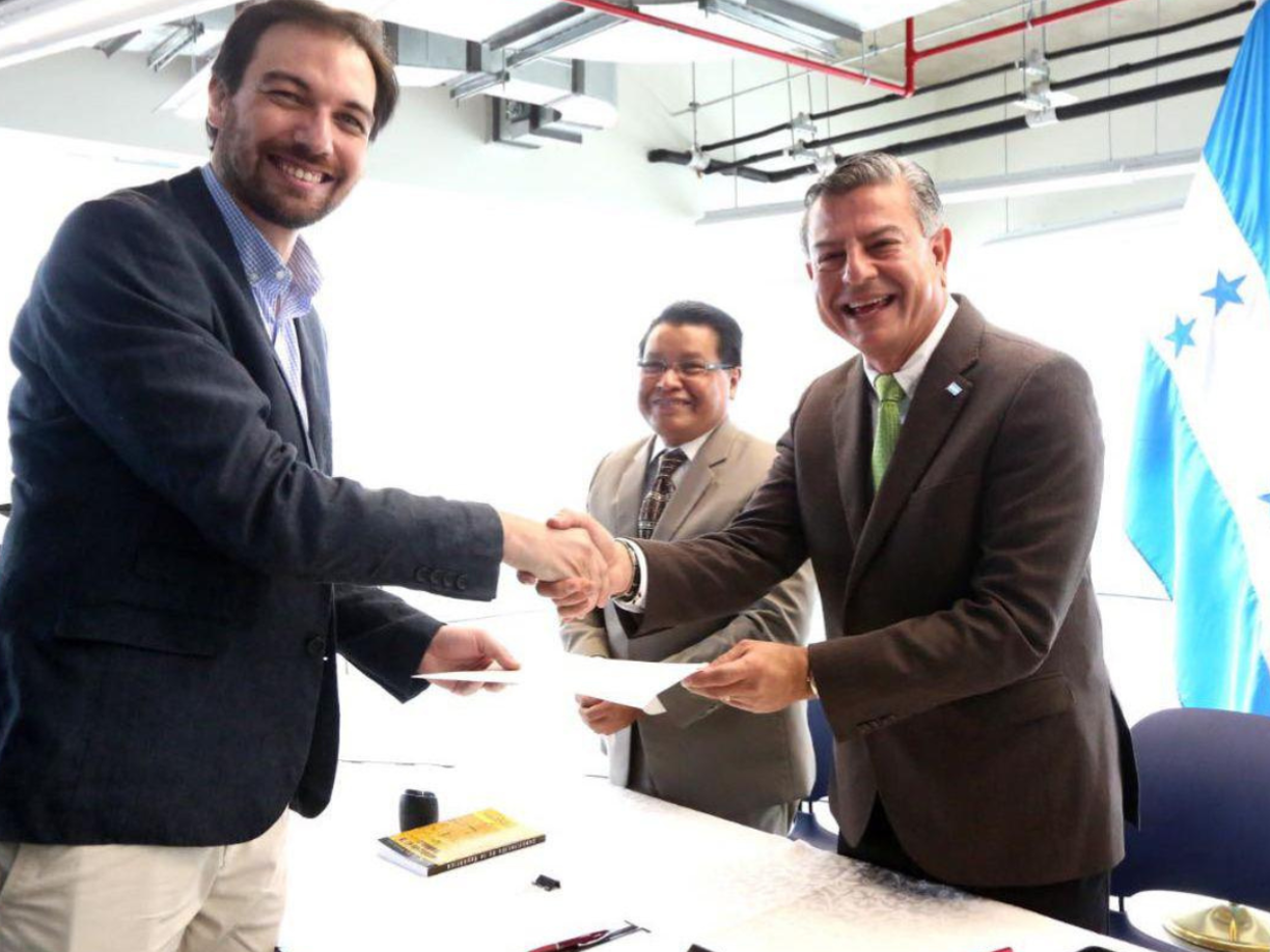 Para que puedas acceder a la calidad de ciudadano en Honduras, debes cumplir ciertos requisitos. En la Ley de Migración y Extranjería se citan los siguientes: