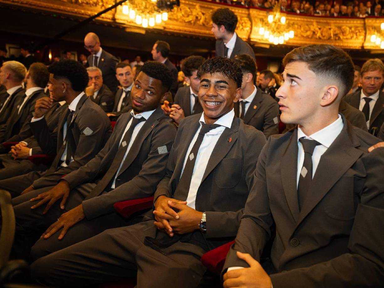 Se reunieron unas 2000 personas entre todos los deportistas de las actuales plantillas del club, directivos, así como personajes que en algún momento han formado parte de la historia del Barça, ya sea en los terrenos de juego o en los despachos. 