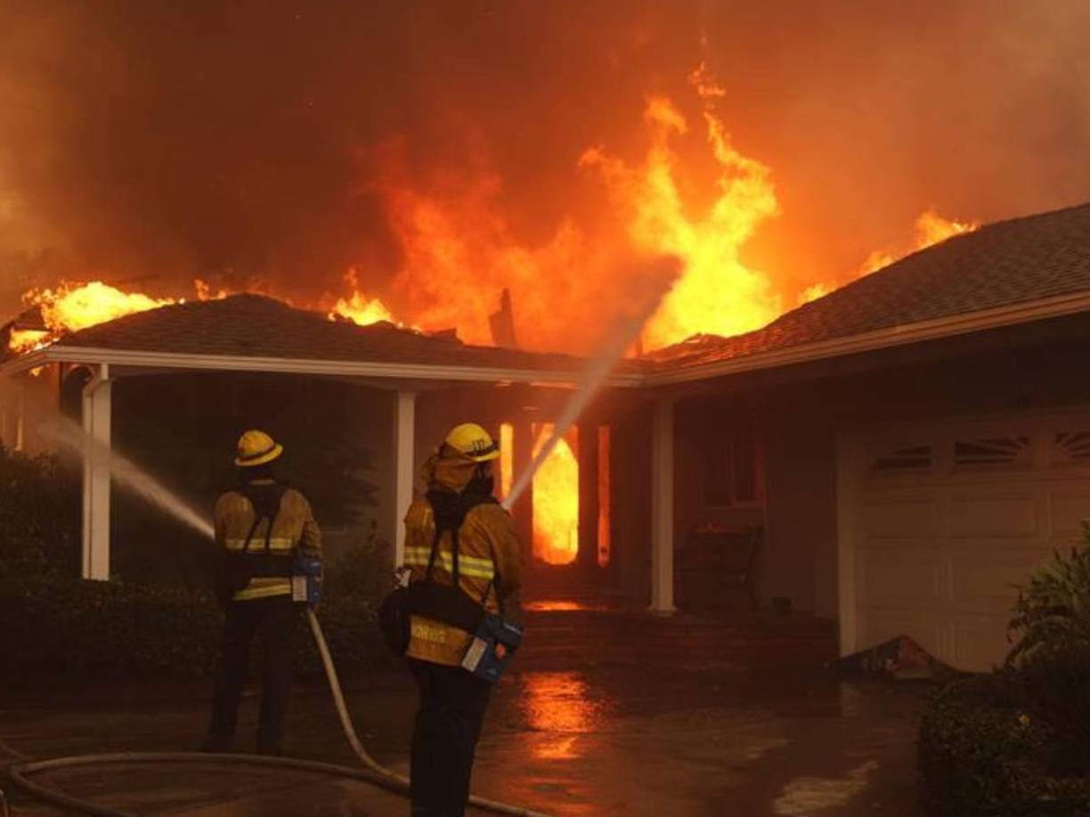 El incendio en el área de Hollywood Hills, conocido como Sunset, se desató alrededor de las seis de la tarde hora local (02.00 hora GMT), menos de dos horas después ya había quemado 8 hectáreas de vegetación y hasta el momento ha afectado a 20 hectáreas.
