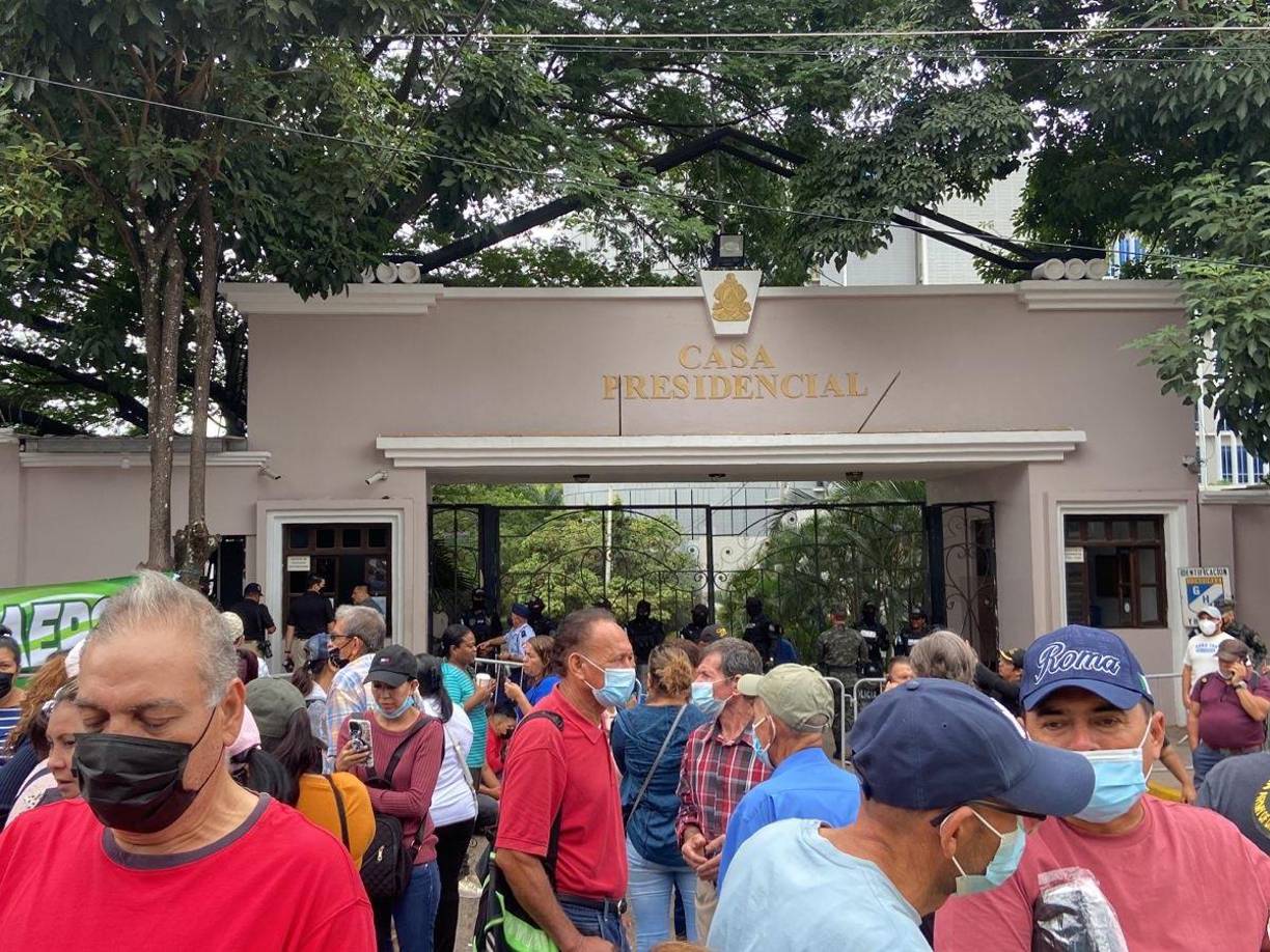 Exempleados queman llantas frente a Casa Presidencial