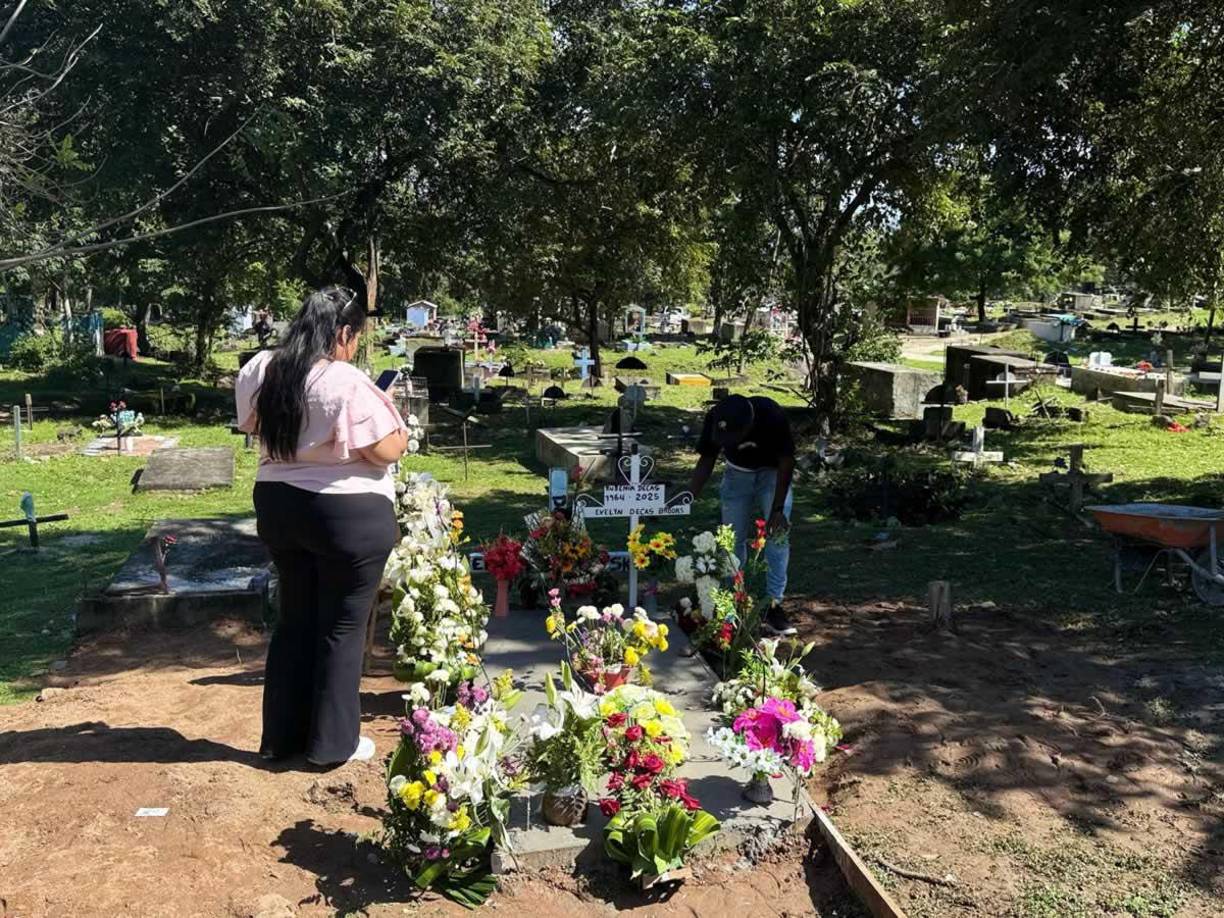 Familiares y amigos acompañaron al futbolista hondureños en estos momentos de mucho dolor por la muerte de su madre.