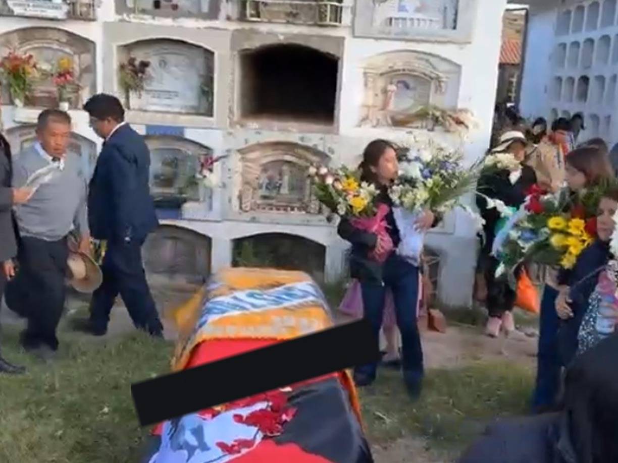 Familiares y amigos despidieron a Miriam Rosalía en un cementerio de Perú.