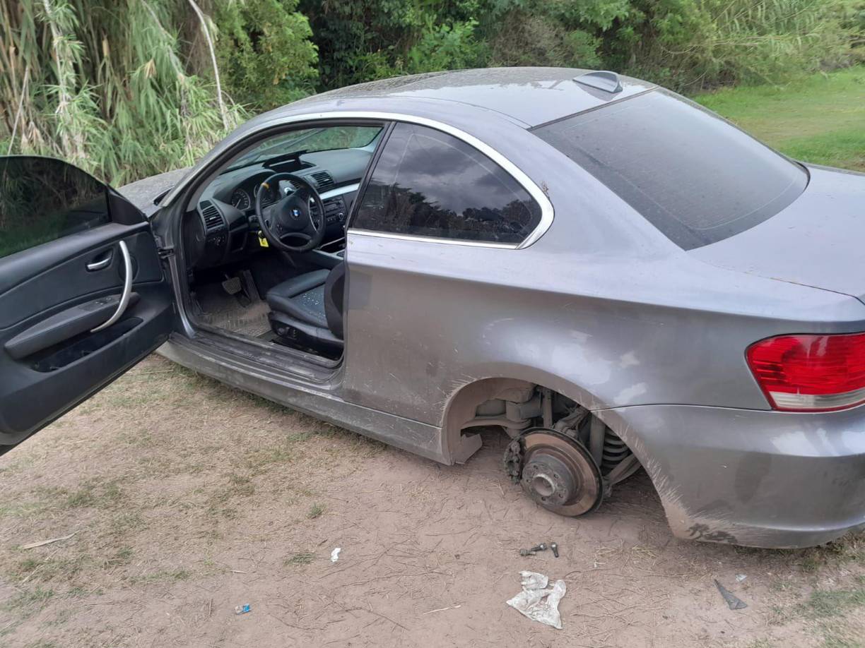  El auto fue encontrado en el barrio Alto de Noguera con los vidrios rotos y sin las ruedas