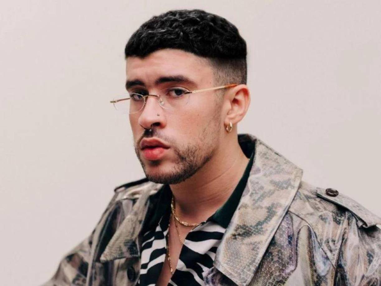 Bad Bunny comenzó el 2023 rodeado de polémica. En medio de sus éxitos musicales y el anuncio de su gira, fue duramente criticado luego de que alguien grabara el momento exacto en el que lanzó el celular de una fan al mar, ya que esta intentó tomarse una foto con él en República Dominicana.
