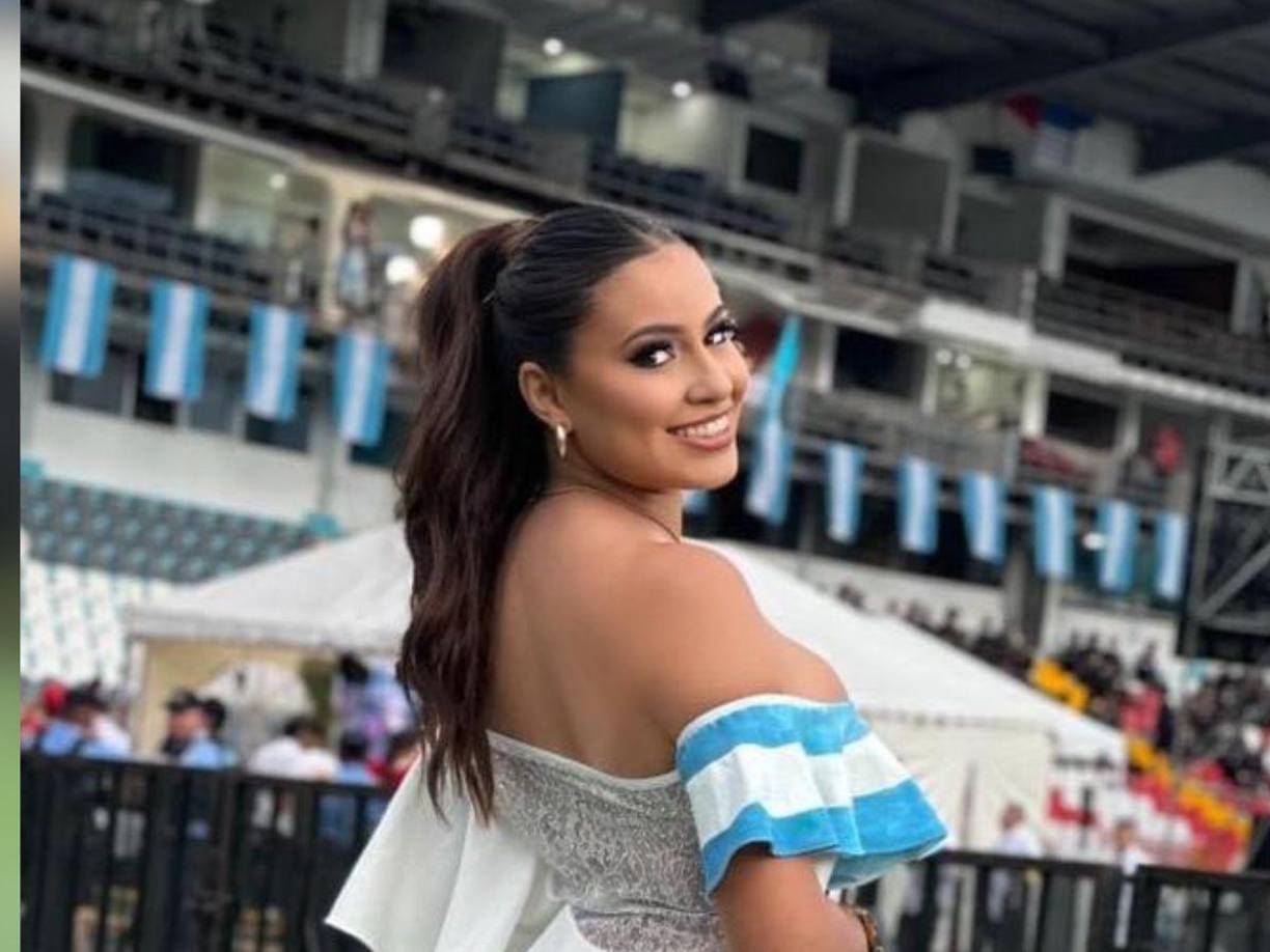 Este atuendo lo acompañó con su cabello recogido con una cola alta, maquillaje natural y accesorios pequeños.