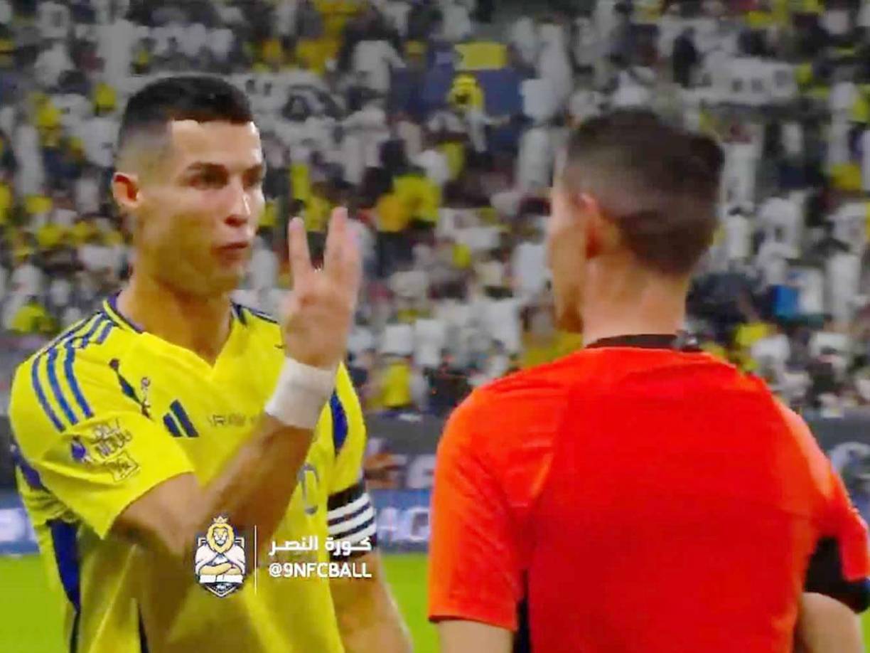 Al medio tiempo del partido, Cristiano Ronaldo se fue muy molesto y reclamando fuerte a uno de los árbitros.