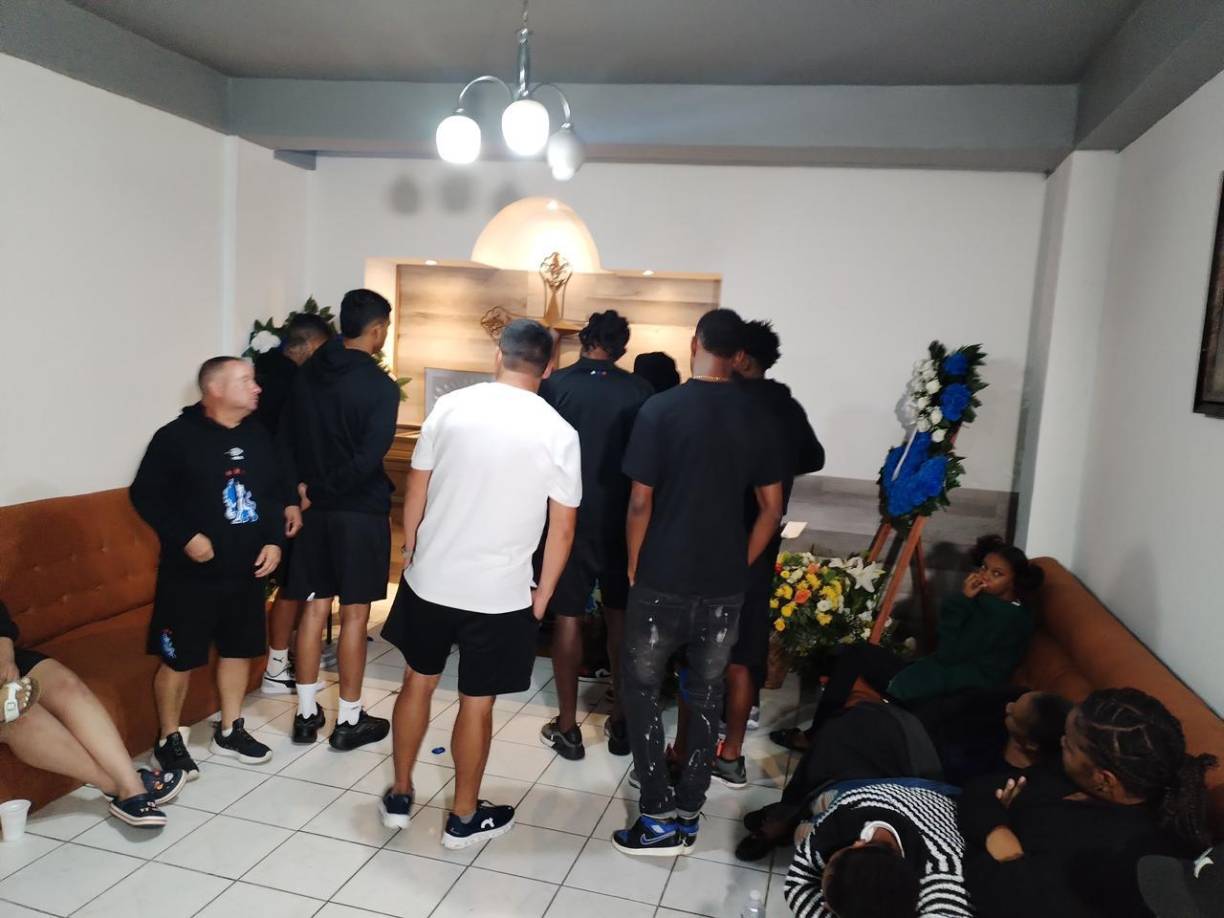 Los Albos llegaron en la madrugada para darle el último adiós al futbolista en la funeraria ‘Príncipe de Paz’. 