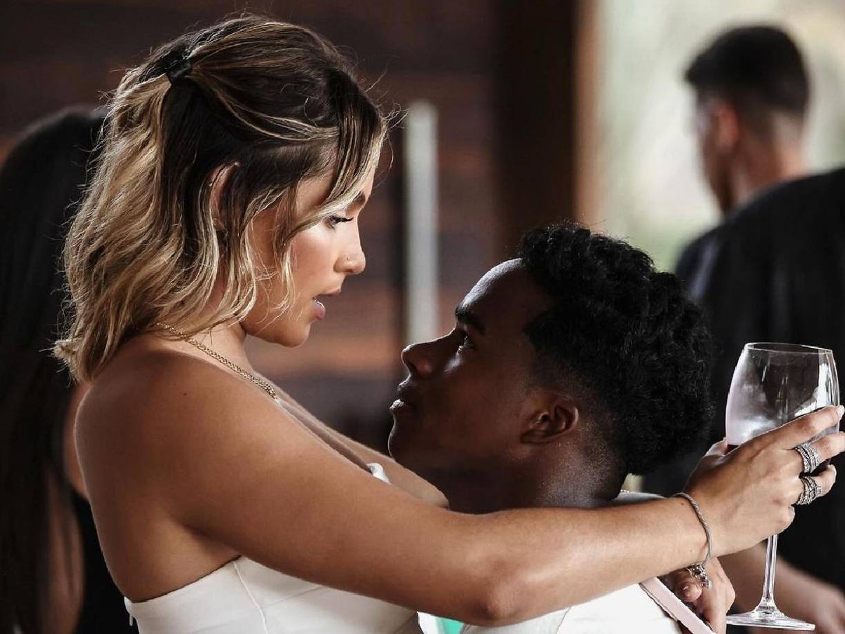 La relación nació por una apuesta, tal y como reveló Miranda en una entrevista. “Cuando vi a Endrick por primera vez no sabía que era un jugador. Estaba en un centro comercial sentado solo, lo miré y pensé ¡qué hombre tan maravilloso”.