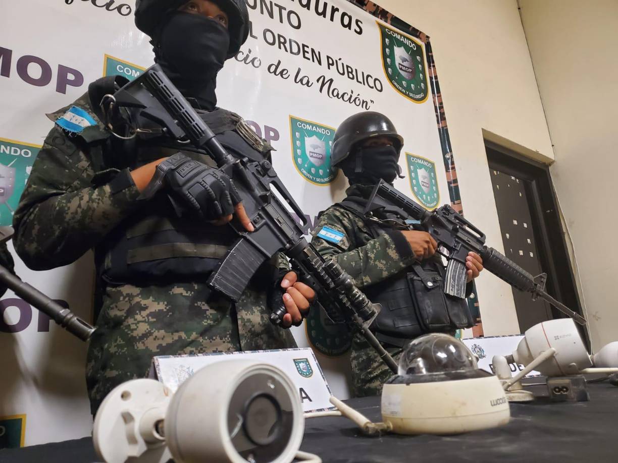Las cámaras, que habían sido colocadas en puntos estratégicos, incluso frente a estaciones de policía, permitían a las pandillas monitorear las actividades de los agentes y el movimiento de los ciudadanos. 