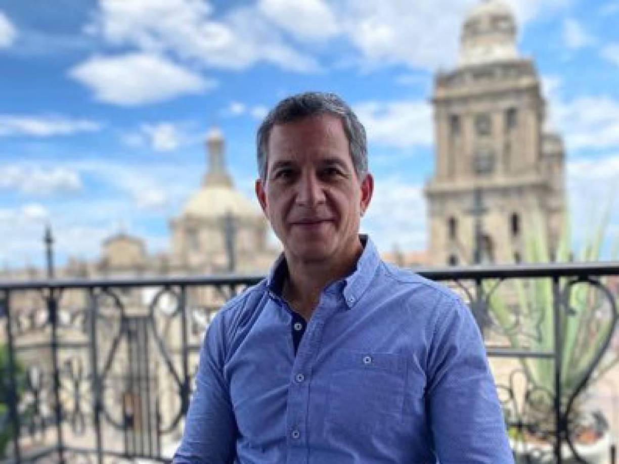 Javier Alarcón, compañero del programa Fútbol Picante de ESPN le comentó lo que había expresado Costly: “dijo que no le tiemble la mano al árbitro, él asume a través de su comentario cuando México jugó de local”.