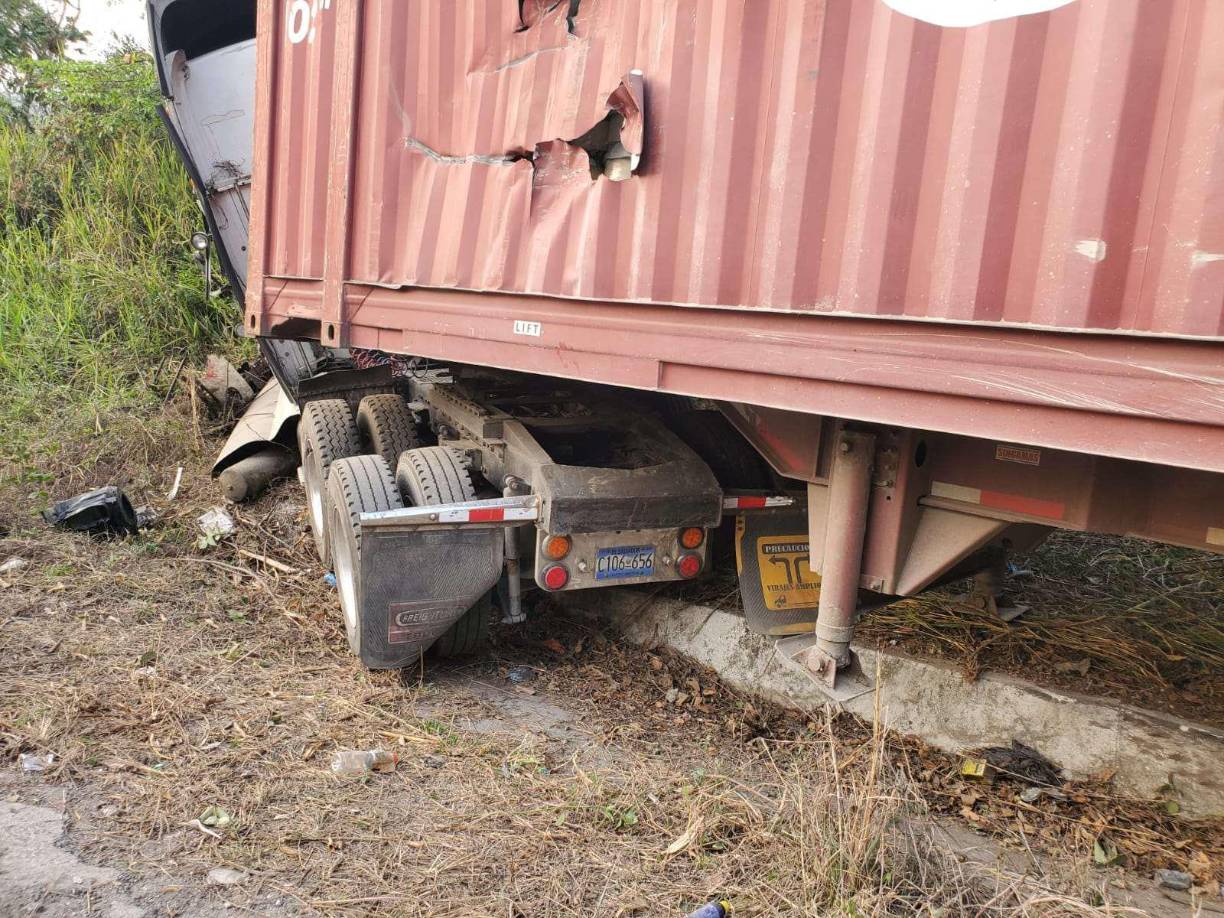 La volqueta ascendía a punto de ingresar en una curva cuando fue impactada por el pesado camión de carga, sin poder maniobrar para evadir el encontronazo.