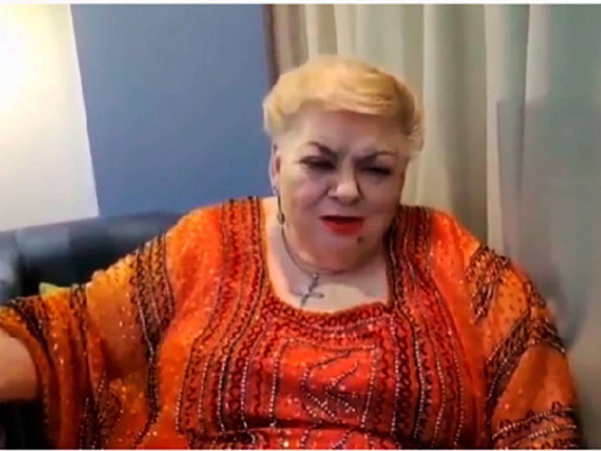 “Mi querida ‘mija’ Shakira, me nació del alma decirte estas palabras con todo mi corazón espero muy pronto verte en persona, Shakira, tu amiga Paquita La del Barrio, de Alto Lucero, Veracruz, México. #ShakiraTeamPaquita”