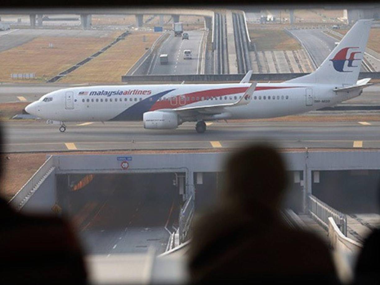 Sin embargo, existe otra que no se queda por fuera y es la despresurización de la cabina, la cual es bastante probable, debido a que al sobrevolar el punto muerto de comunicaciones en la costa de Malasia, pudo haberse convertido en lo que se denomina un “vuelo fantasma”.