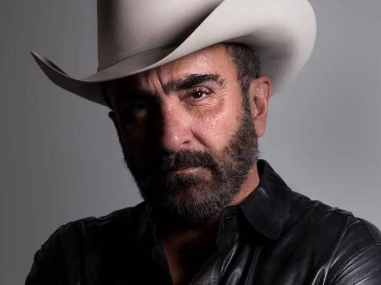 Tras estas fotografías sus fanáticos se inquietaron por la salud del cantante de 50 años, debido a esta situación, su novia grabó un video en donde aseguró que el empresario se encuentra bien y que si estaba en una cama de hospital fue porque se sometió a una operación estética.