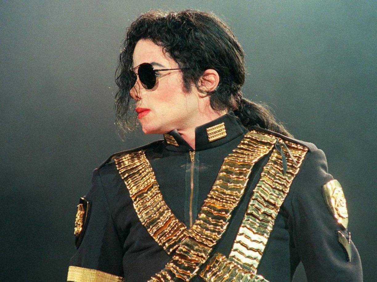 “Michael Joseph Jackson (Gary, Indiana, 29 de agosto de 1958-Los Ángeles, 25 de junio de 2009) fue un cantante, compositor, productor y bailarín estadounidense. Apodado como el «Rey del Pop», sus contribuciones y reconocimiento en la historia de la música y el baile durante más de cuatro décadas, así como su publicitada vida personal, lo convirtieron en una figura internacional en la cultura popular”.