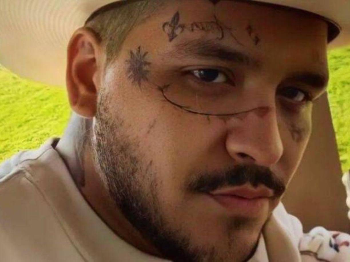 En la plática, además de expresar lo feliz que se siente por estar en aquel país, se sinceró y admitió que llegó a tomar terapia psicológica por las duras críticas en redes sociales.